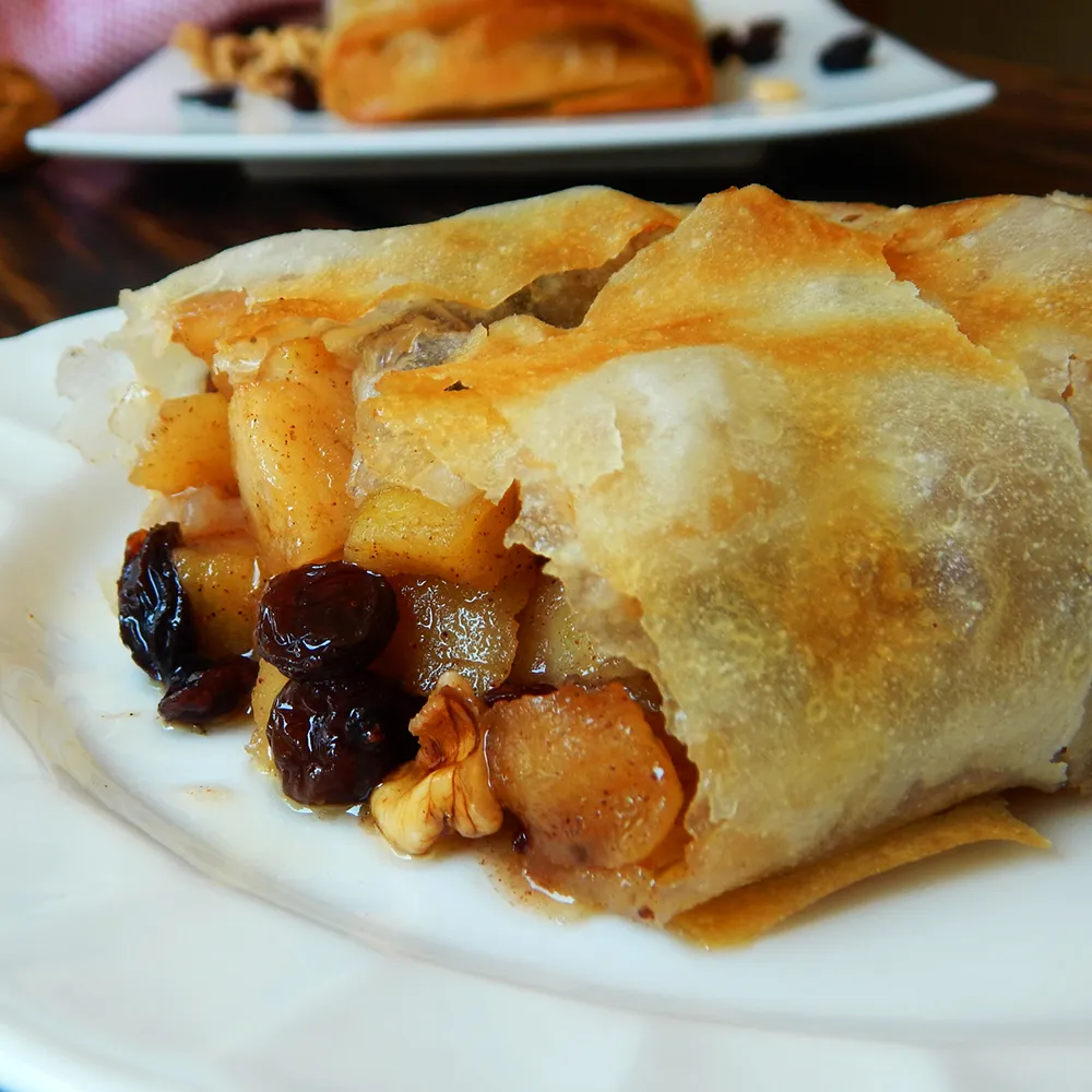 strudel de manzana con nueces y pasas de uva
