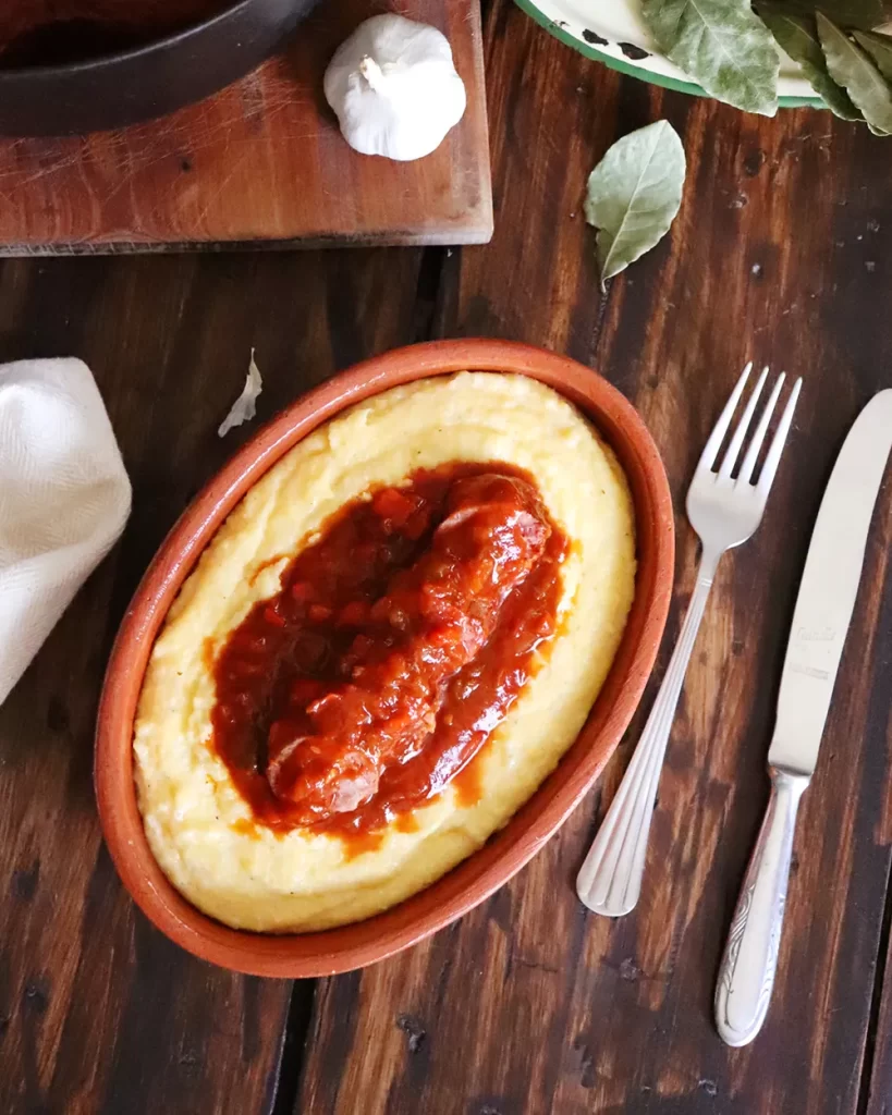 chorizos a la pomarola con polenta