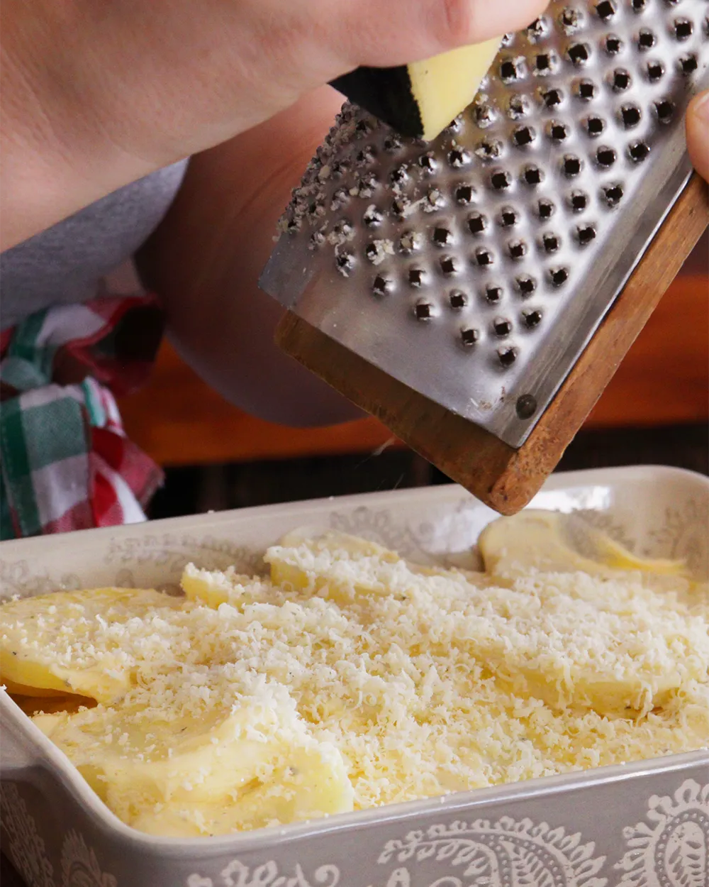 queso rallado sobre papas a la crema