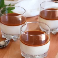 panna cotta con salsa de caramelo