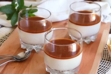 panna cotta con salsa de caramelo