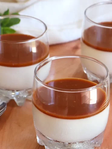 panna cotta con salsa de caramelo