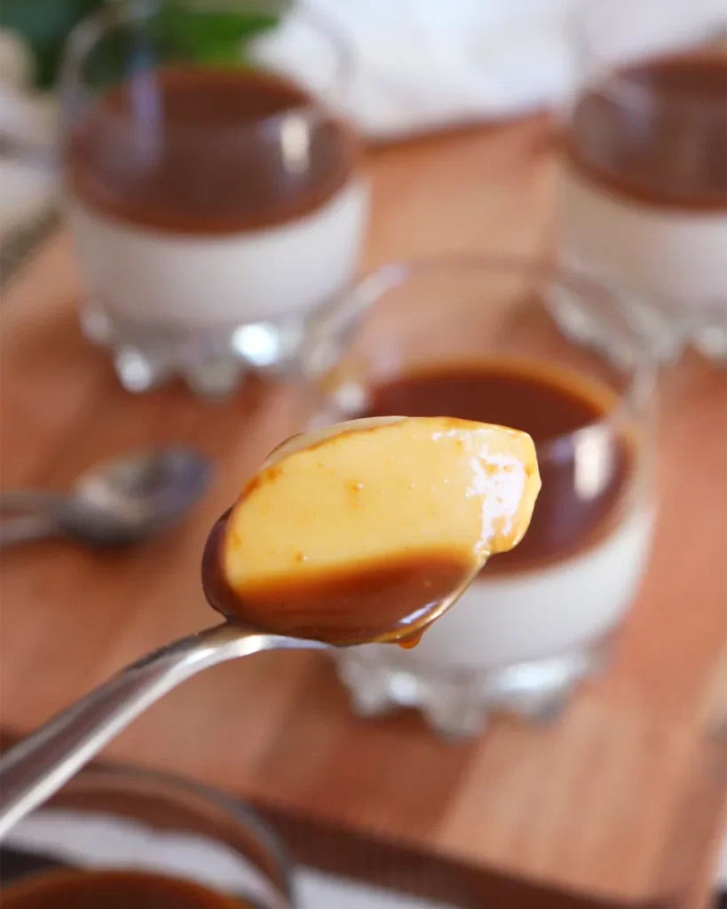 cuchara con panna cotta con salsa de caramelo