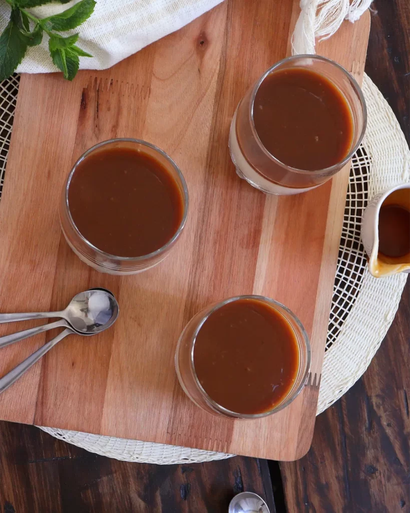 panna cotta con salsa de caramelo