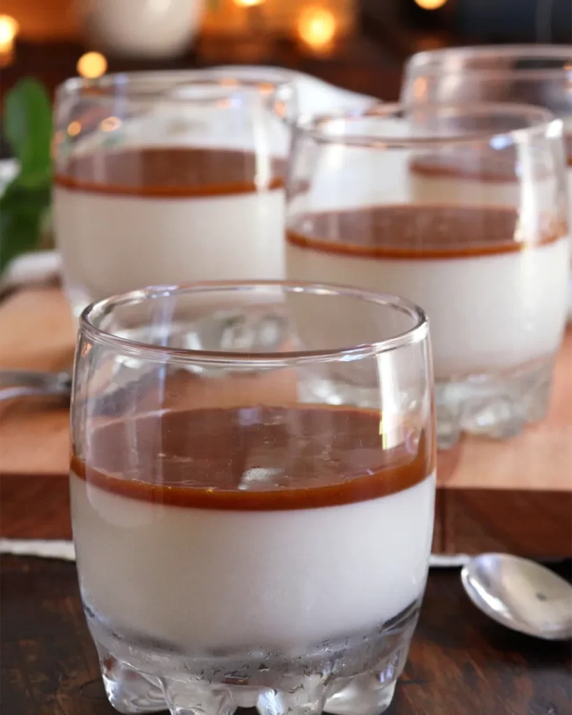 panna cotta con salsa de caramelo