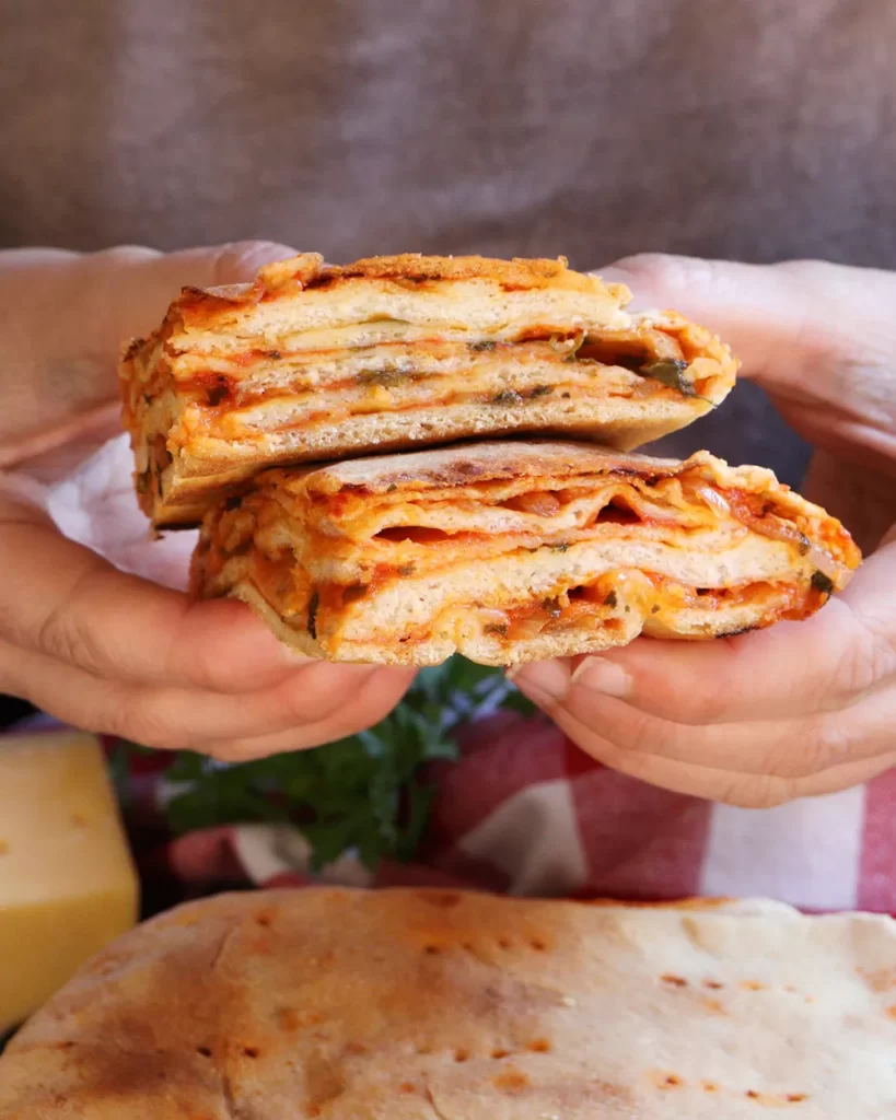 scaccia siciliana con queso y tomate