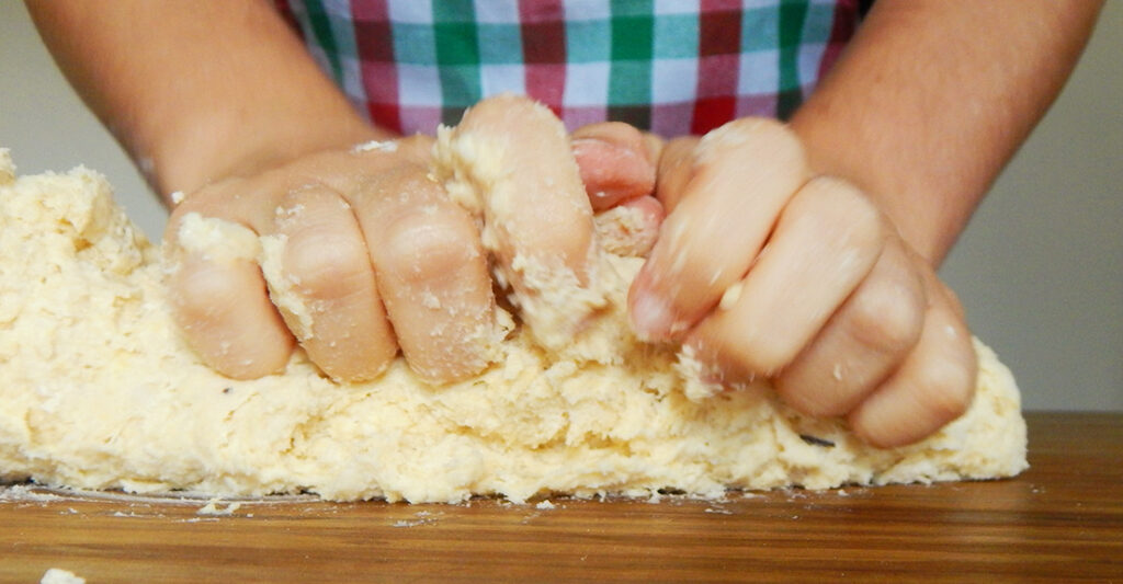 casatiello napolitano pan con mortadella longaniza queso