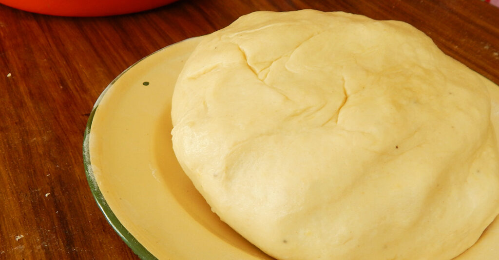 casatiello napolitano pan con mortadella longaniza queso