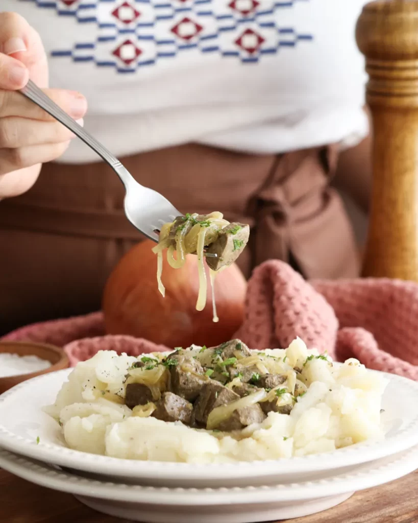 higado encebollado sobre pure