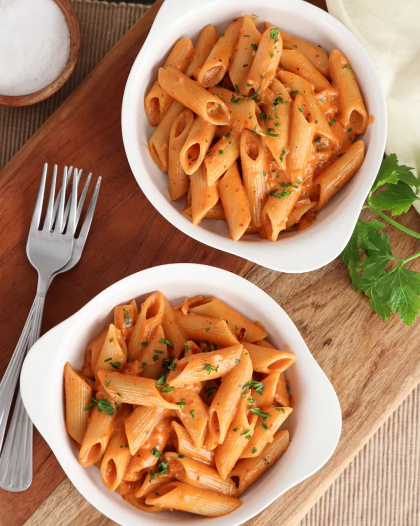 plato de pasta con salsa