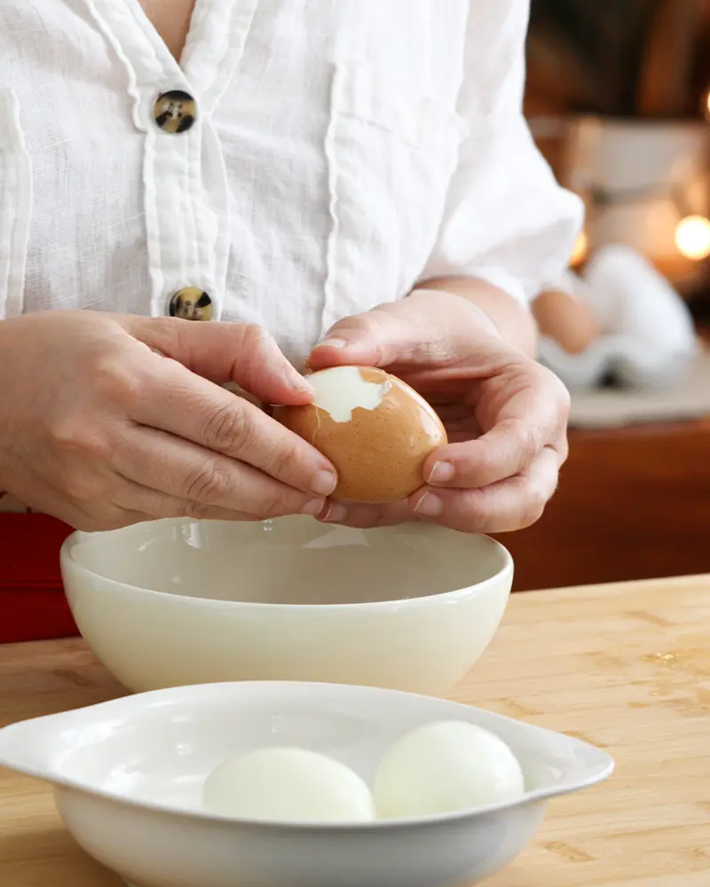 pelar huevo cocido duro