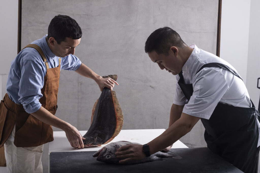 buenos aires omakase sushiman chefs limpiando pescado nika club
