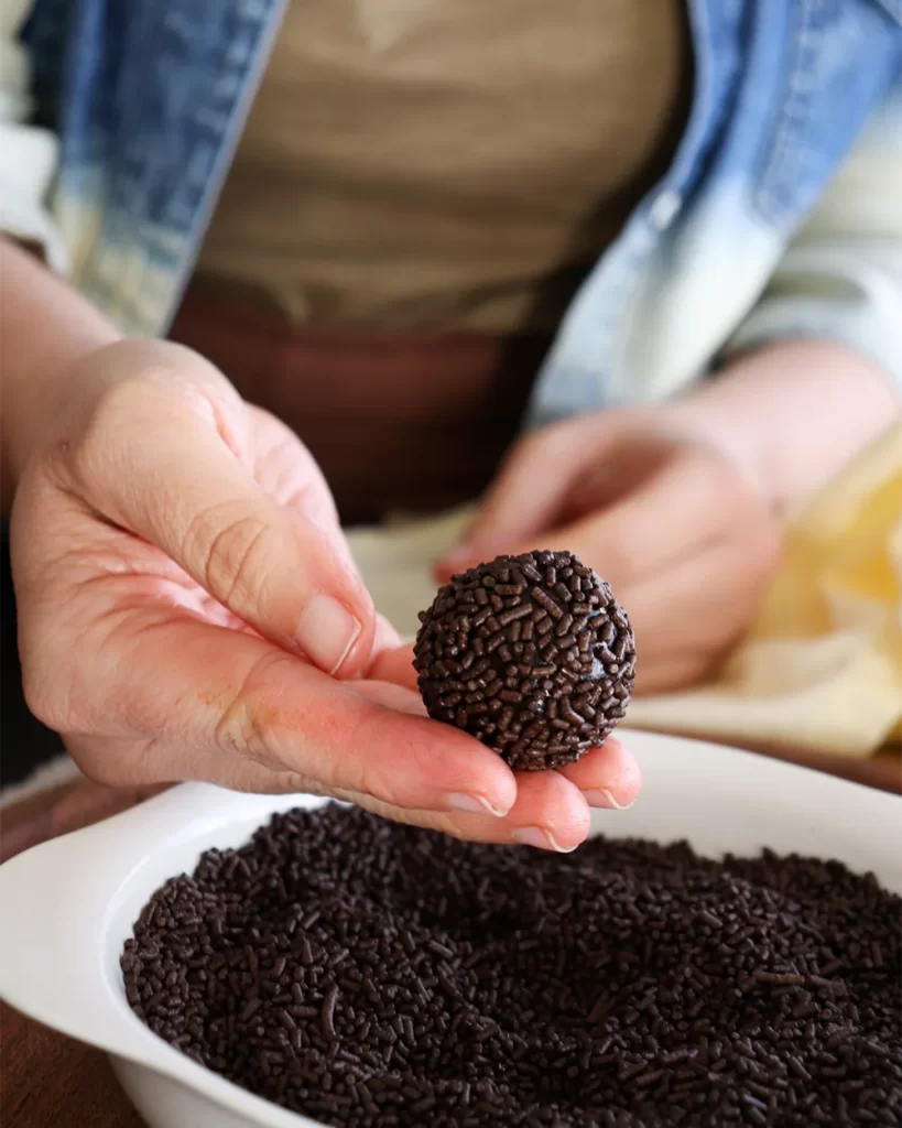 cubrir brigadeiro con granas