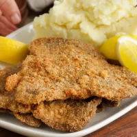 milanesas de carne fritas con puré de papa