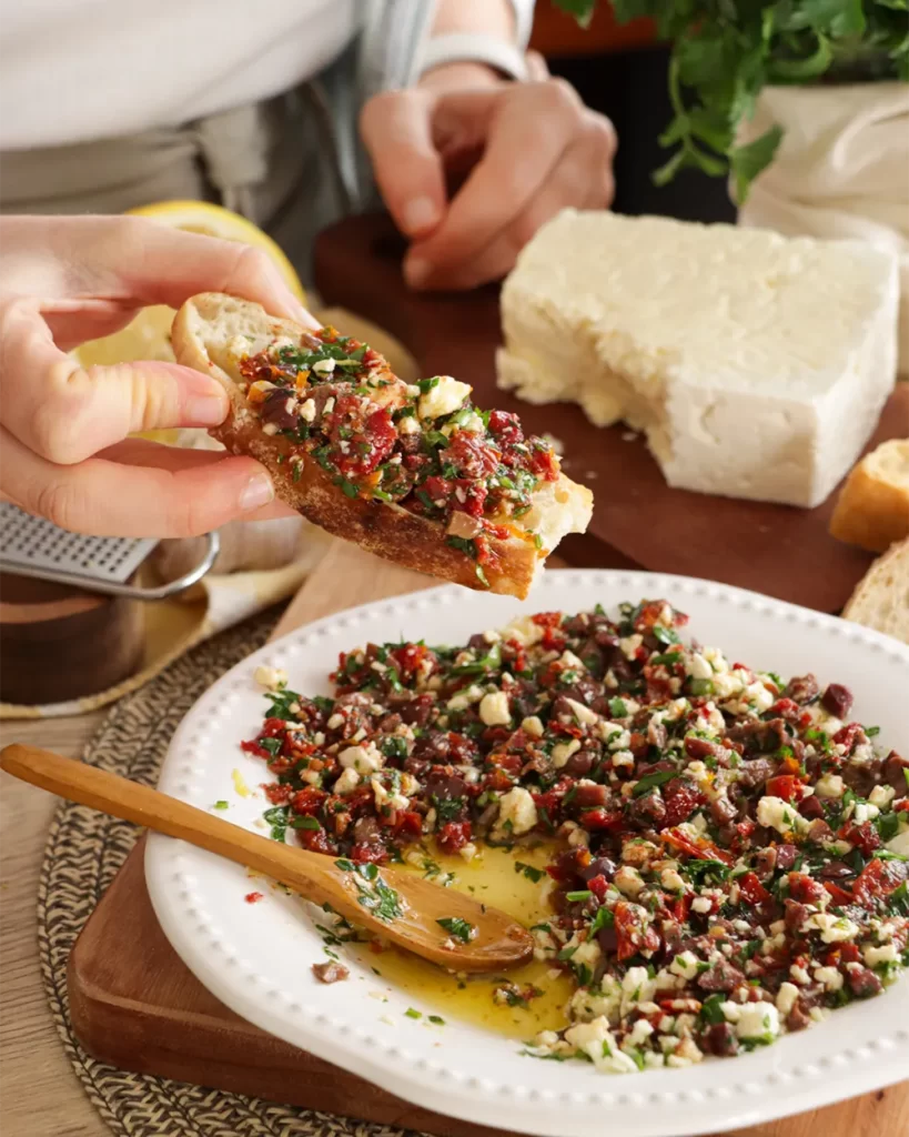 aperitivo fácil con queso feta sobre un pan casero