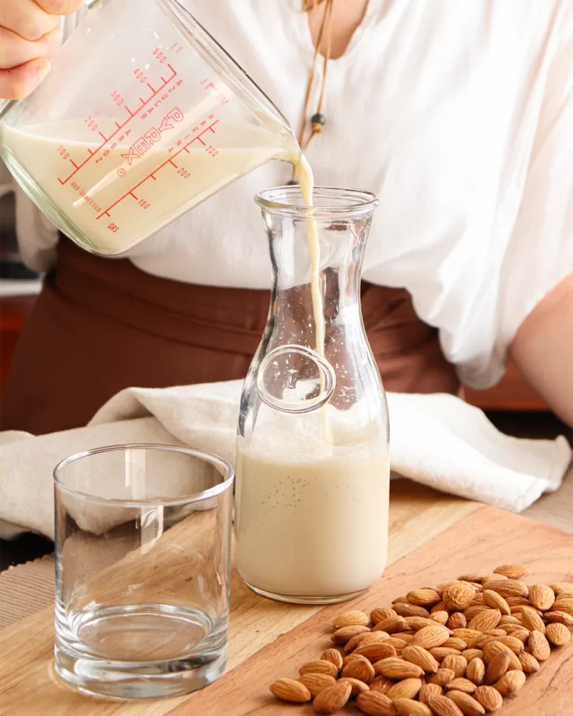 leche de almendras en botella