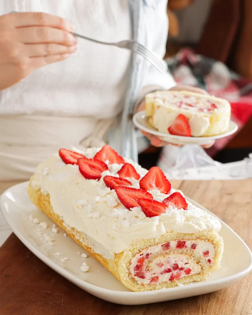 pionono dulce relleno con crema y frutillas