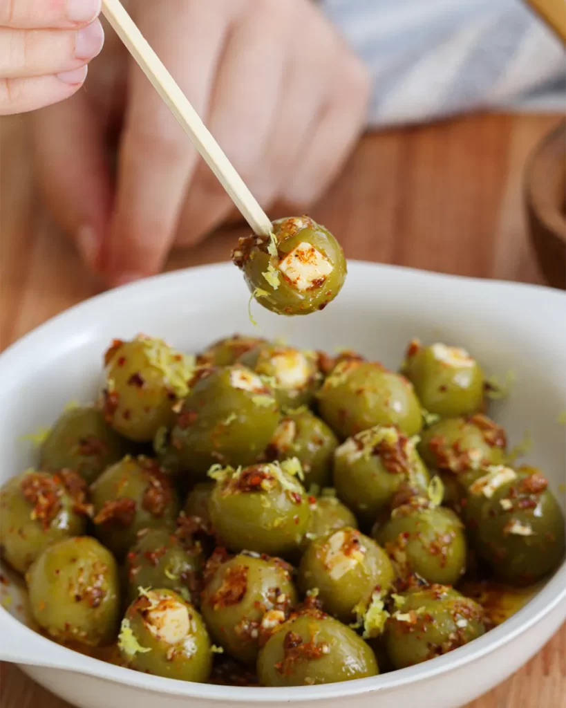 aceitunas rellenas con queso condimentadas