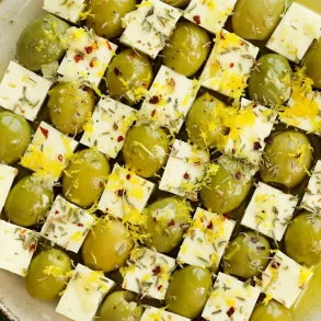 aceitunas con queso y oliva