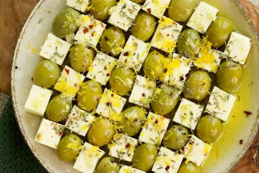 aceitunas con queso y oliva