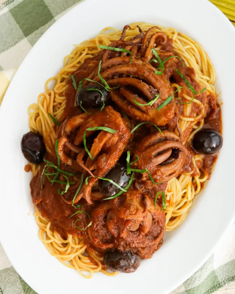 fuente de pasta con salsa de calamar