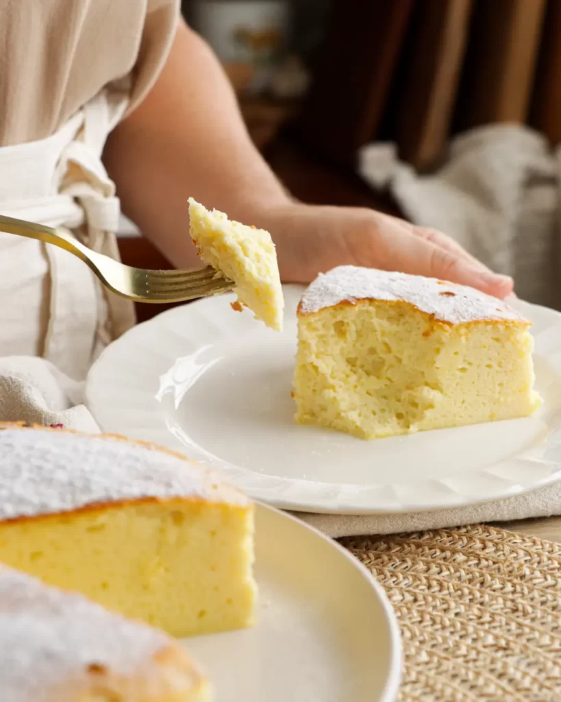 porcion de cheesecake japones probando