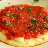 polenta cremosa con queso y salsa