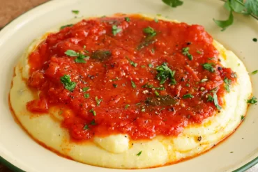 polenta cremosa con queso y salsa