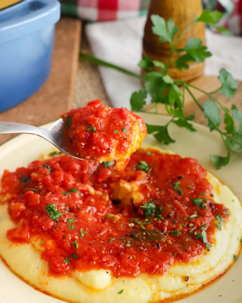 polenta cremosa con queso y salsa sin leche