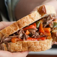 carne desmechada en sandwich