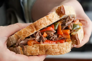 carne desmechada en sandwich