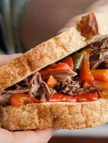 carne desmechada en sandwich