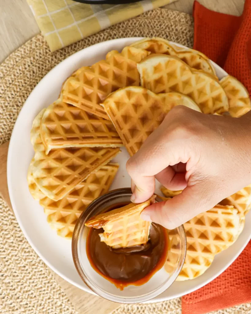waffles con dip de dulce de leche