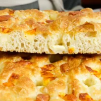 focaccia 4 quesos sin amasar
