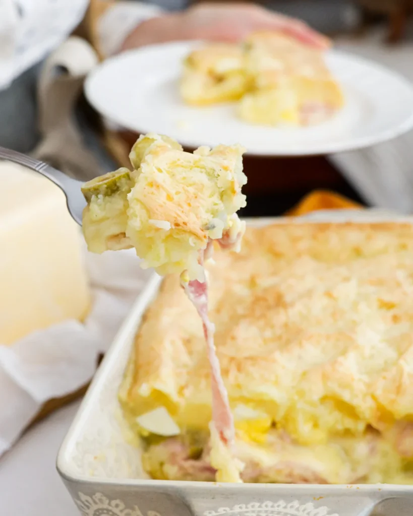 porcion de pastel de papas con jamon y queso